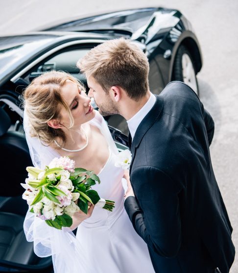 Deux tourtereaux avec un taxi Savoie à leur disposition pour leur mariage