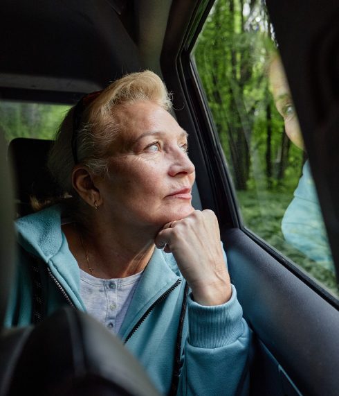 Femme agée se rends à une visite d'hôpital à bord d'un taxi Savoie