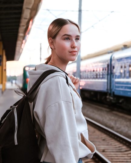 Jeune femme à la gare recherche d'un taxi de proximité